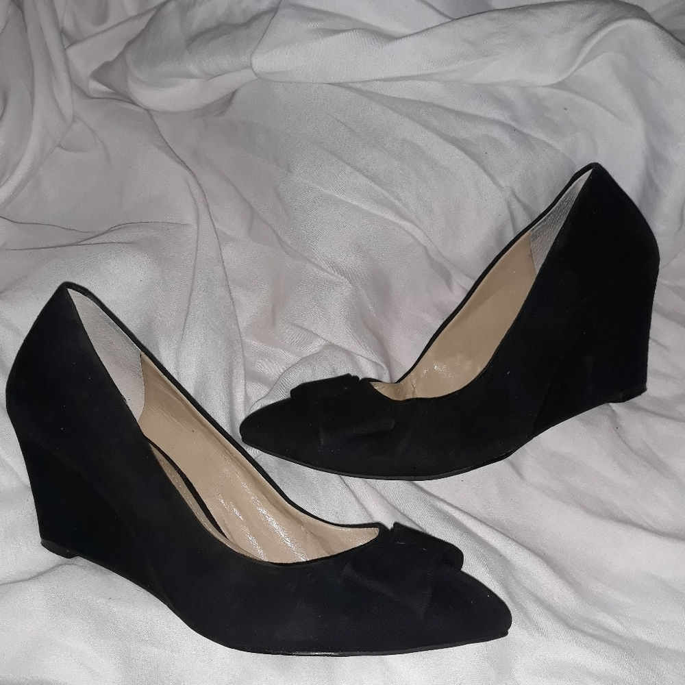 BCBGeneration kidsuede black wedge w/ bow accent
